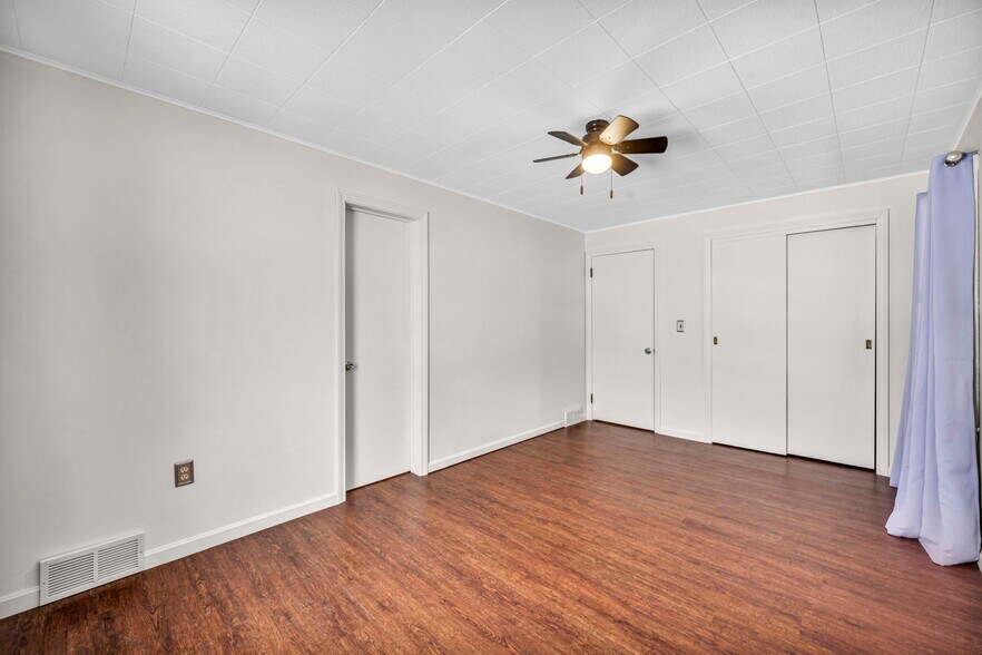 More Photos Of 4085 Herner County Line Rd, Southington Showroom For Sale