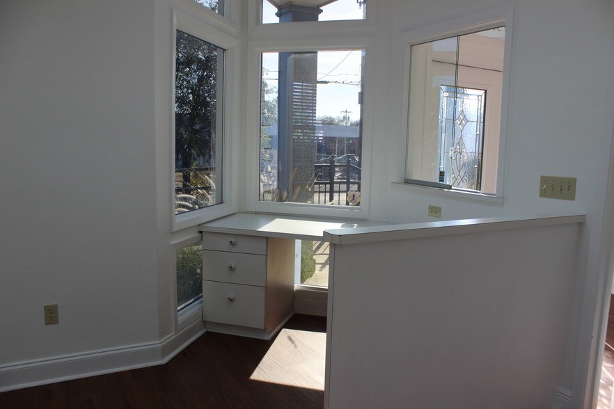 More Photos Of 515 E Court St, Seguin Office Residential For Lease