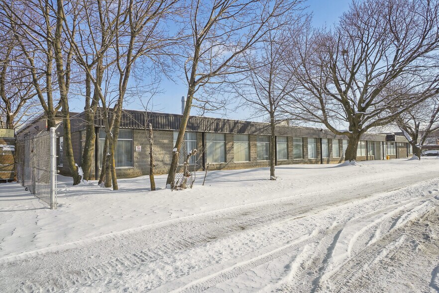 More Photos Of 2345 Rue Lapierre, Montréal Warehouse For Lease