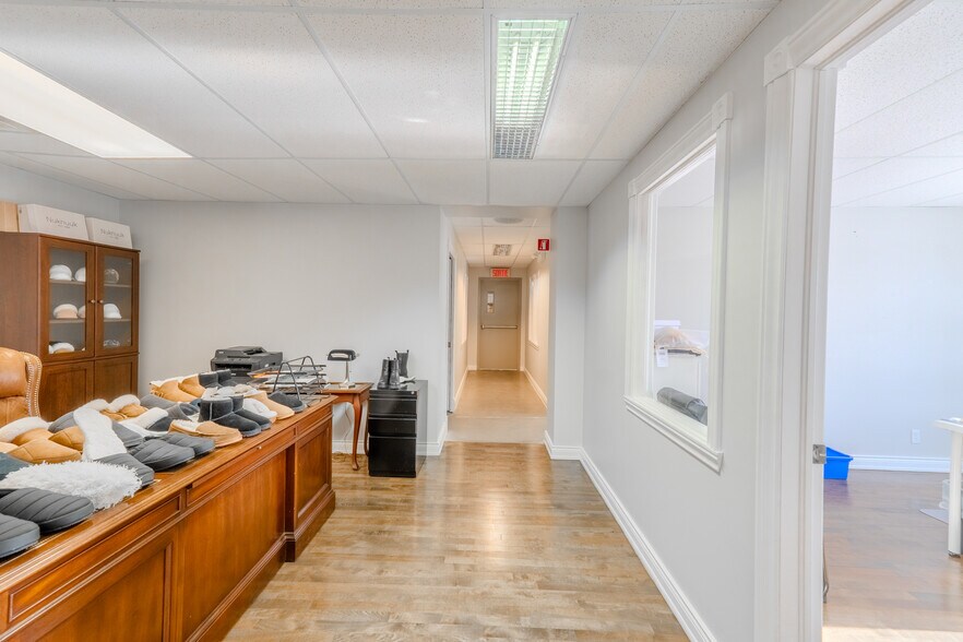 More Photos Of 2686 Ch de la Petite-Côte, Laval Light Distribution For Sale