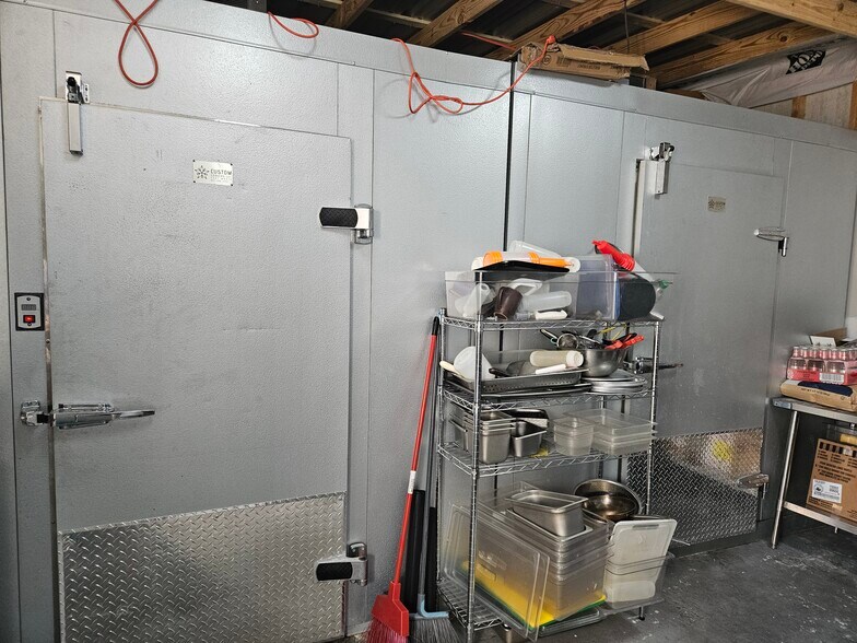 More Photos Of 409 Bradford Ave, Kemah General Retail For Lease