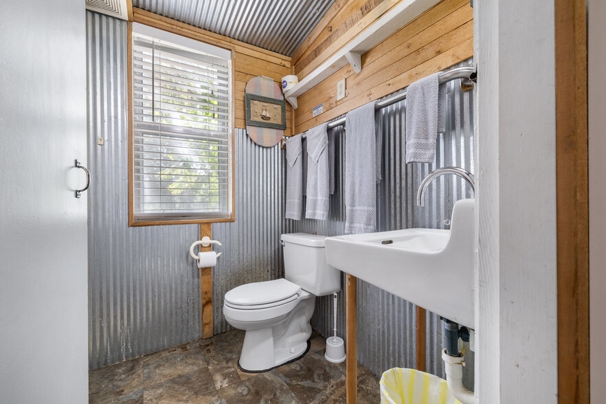 More Photos Of 621 Court St, Jasper Trailer Camper Park For Sale