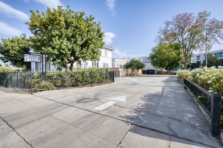 More Photos Of 916 E Divisadero St, Fresno Funeral Home For Sale