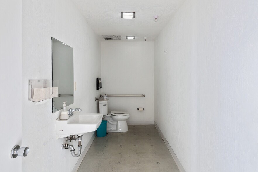 More Photos Of 4512-4514 Hollis St, Emeryville Warehouse For Lease