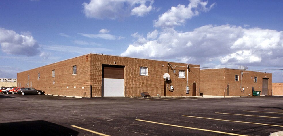 More Photos Of 3451-3453 Commercial Ave, Northbrook Warehouse For Lease