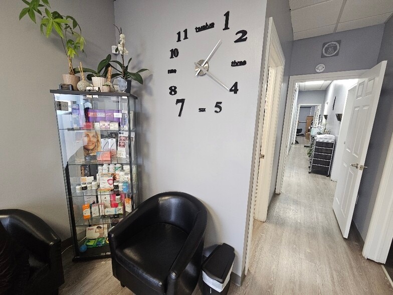 More Photos Of 158 Jericho Tpke, Mineola Storefront Retail Residential For Lease