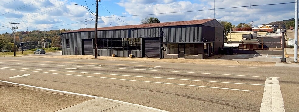 Primary Photo Of 1501 N Central Ave, Knoxville Service For Lease