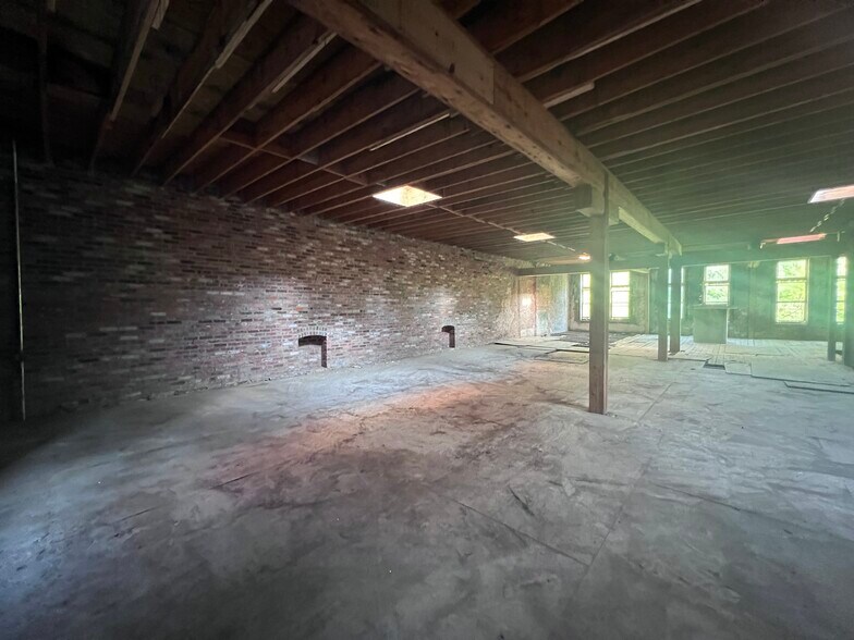 More Photos Of 103 S Court Sq, Memphis Storefront Retail Office For Sale