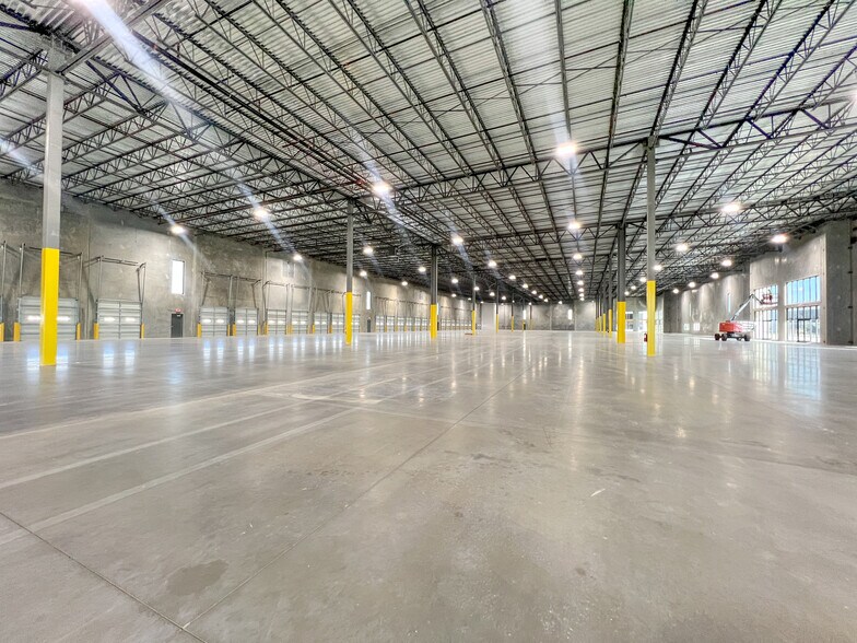 More Photos Of 11708 McAngus Rd, Del Valle Warehouse For Lease