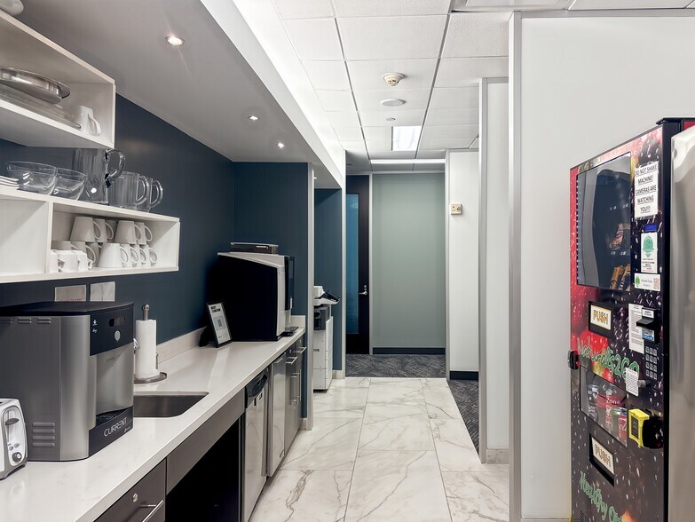 More Photos Of 21 Waterway Ave, The Woodlands Coworking Space