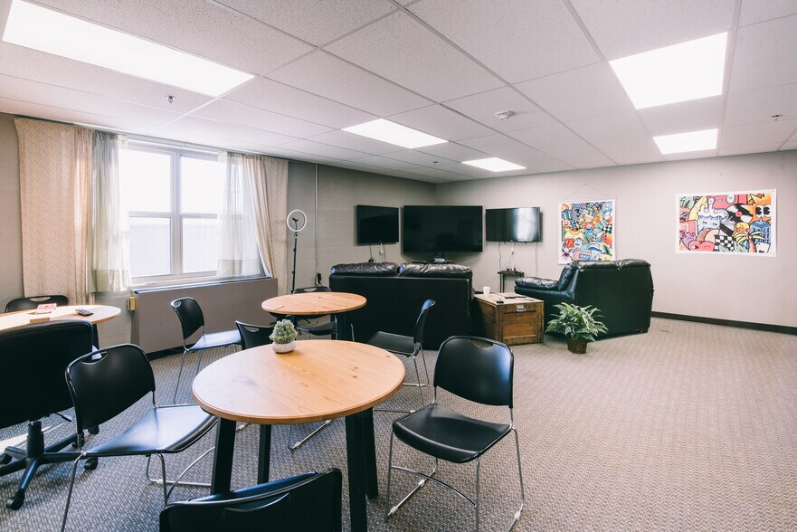 More Photos Of 401 Bolivar St, Denton Office For Sale