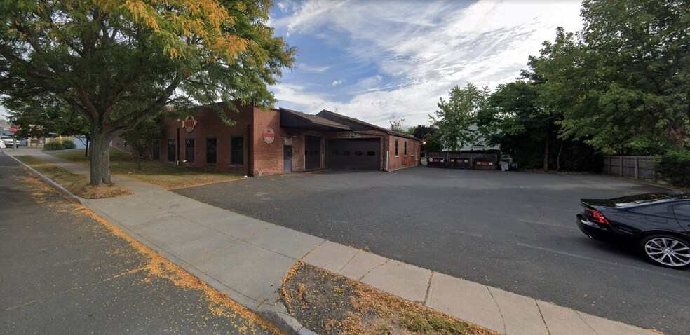 More Photos Of 281-283 Park Rd, West Hartford Showroom For Lease