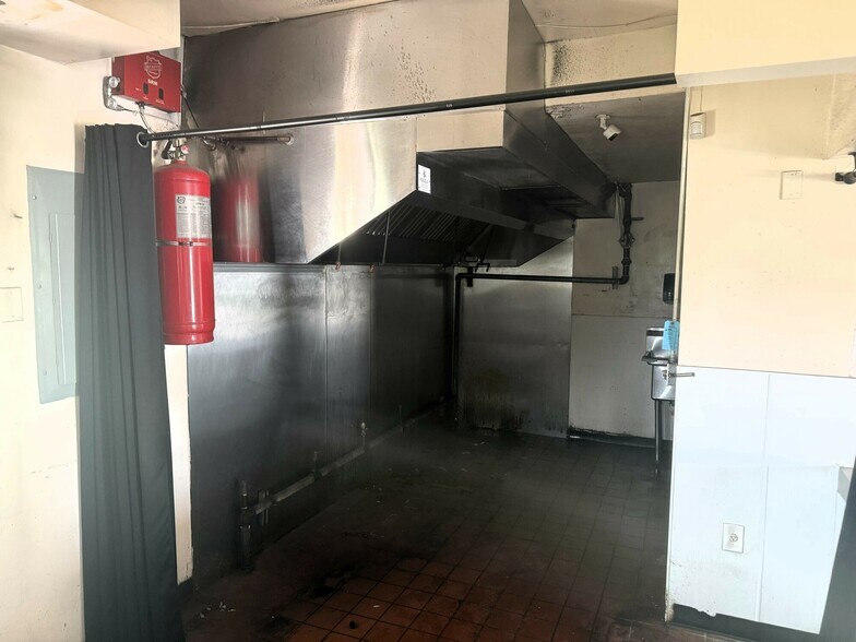 More Photos Of 5740 S Wayside Dr, Houston Restaurant For Lease