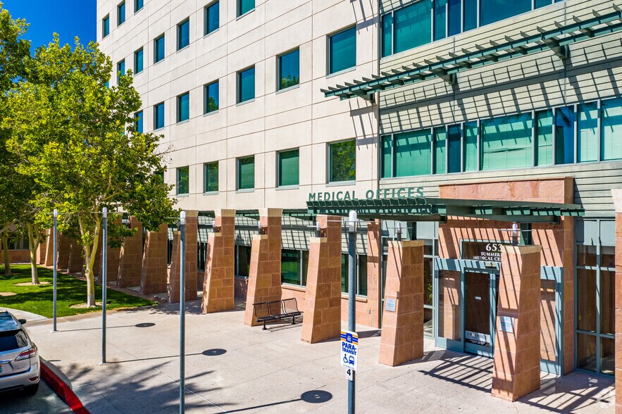 More Photos Of 653 N Town Center Dr, Las Vegas Medical For Lease