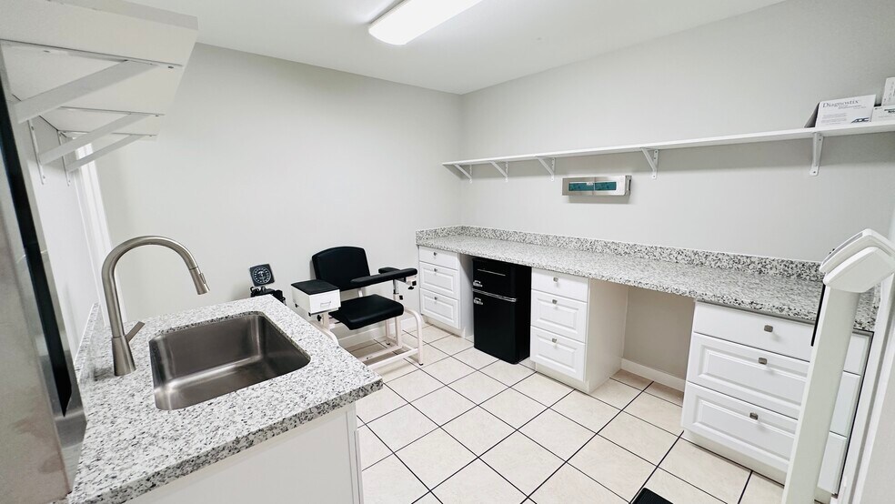 More Photos Of 6502 Memorial Dr, Texas City Medical For Sale