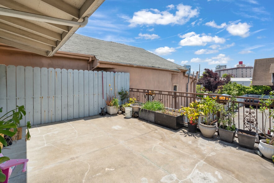 More Photos Of 839 Isabella St, Oakland Hotel For Sale