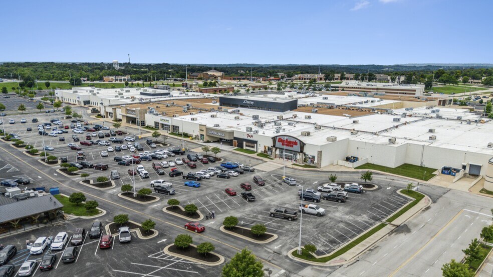 More Photos Of 3600 Country Club Dr, Jefferson City General Retail For Sale