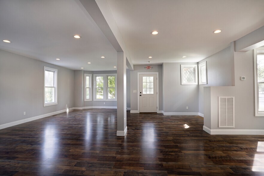 More Photos Of 49 Landing Ave, Smithtown Office Residential For Lease