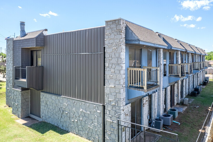 More Photos Of 7901 NE 10th St, Midwest City Office For Sale