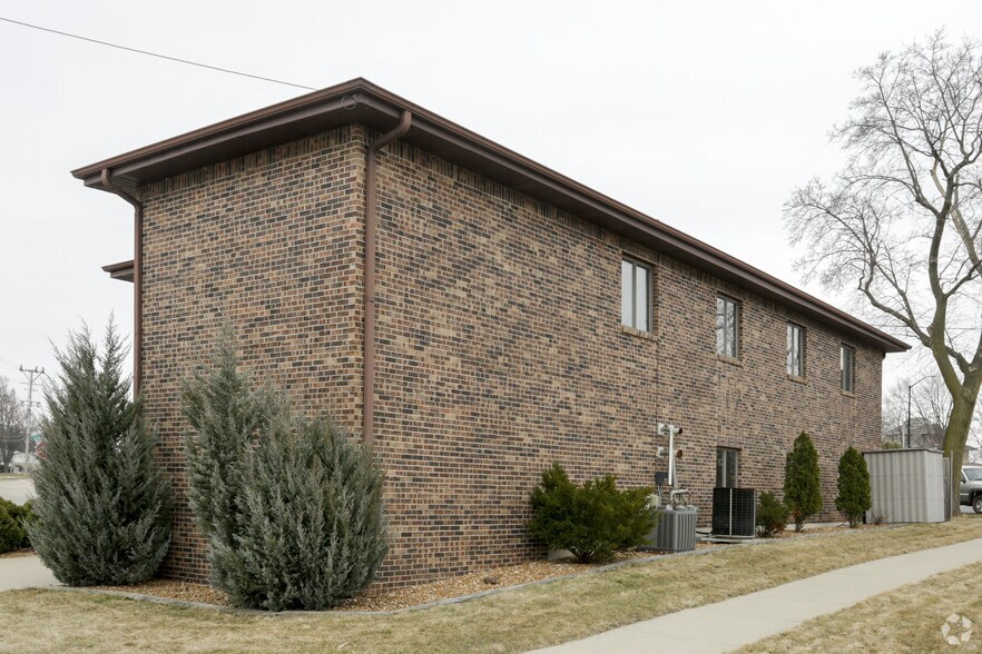 More Photos Of 411 S Commercial St, Neenah Office For Lease