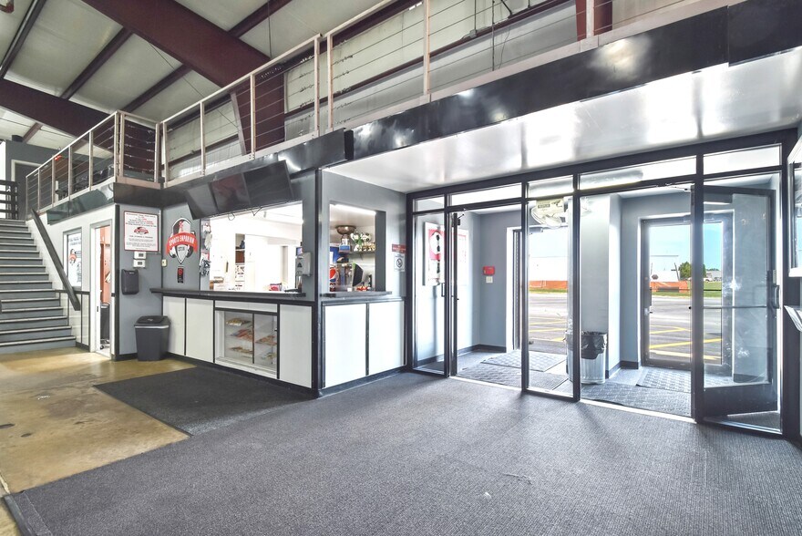 More Photos Of 1856 Nimitz Dr, De Pere Distribution For Lease