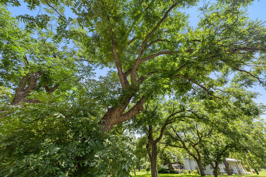 More Photos Of 404 Nugent ave, Johnson City Flex For Sale