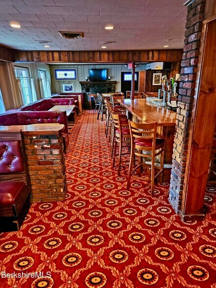 More Photos Of 650 N Main St, Sheffield Restaurant For Sale