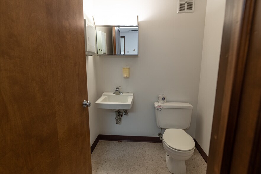 More Photos Of 1130 Vester Ave, Springfield Medical For Lease