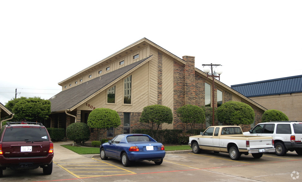 Primary Photo Of 1908 Central Dr, Bedford Medical For Lease