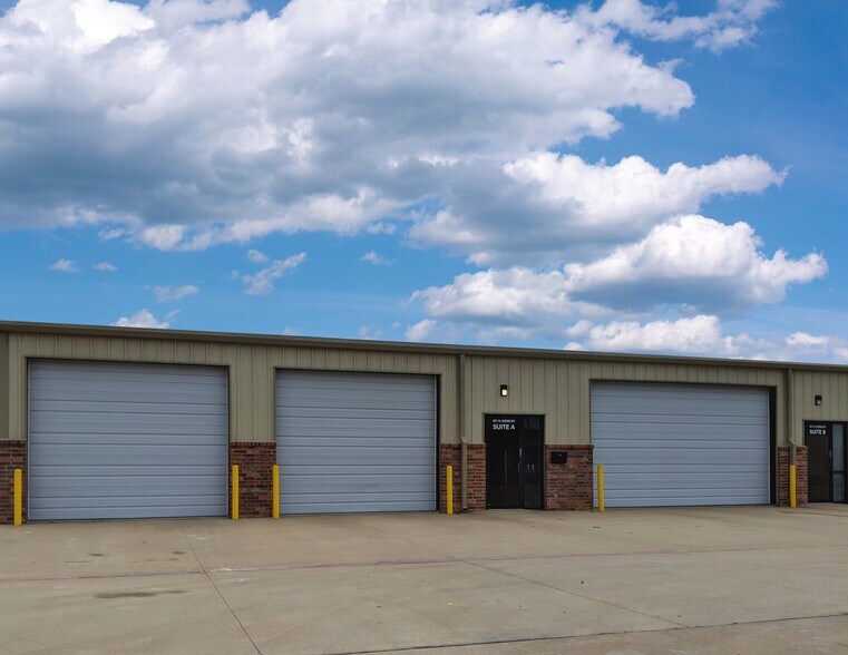 More Photos Of 621-633 N Kessler St, Wichita Showroom For Lease