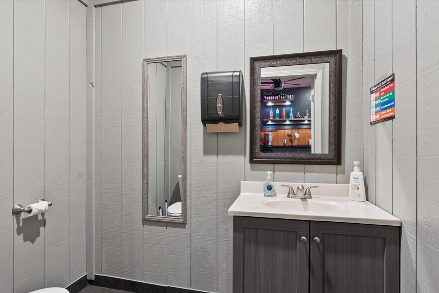 More Photos Of 322 N Pennsylvania Ave, Lawson Bar For Sale