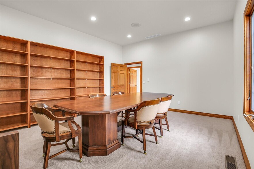 More Photos Of 606 W Oak St, Fairbury Office For Sale