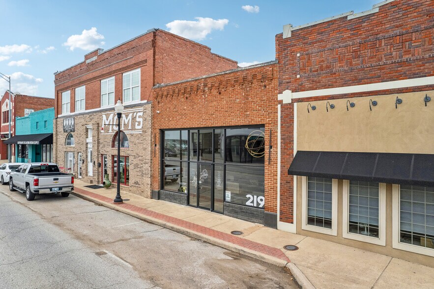More Photos Of 219 E Rogers Blvd, Skiatook Storefront Retail Office For Sale