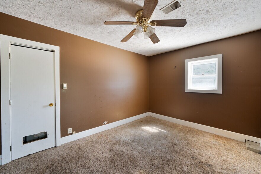 More Photos Of 18089 W State St, Vandalia Bar For Sale