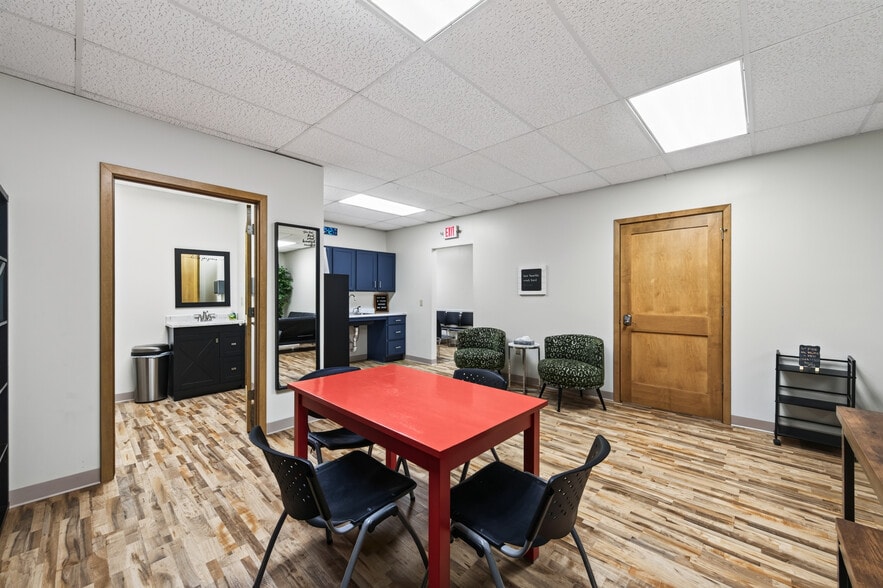 More Photos Of 146 Lake St N, Forest Lake Medical For Lease