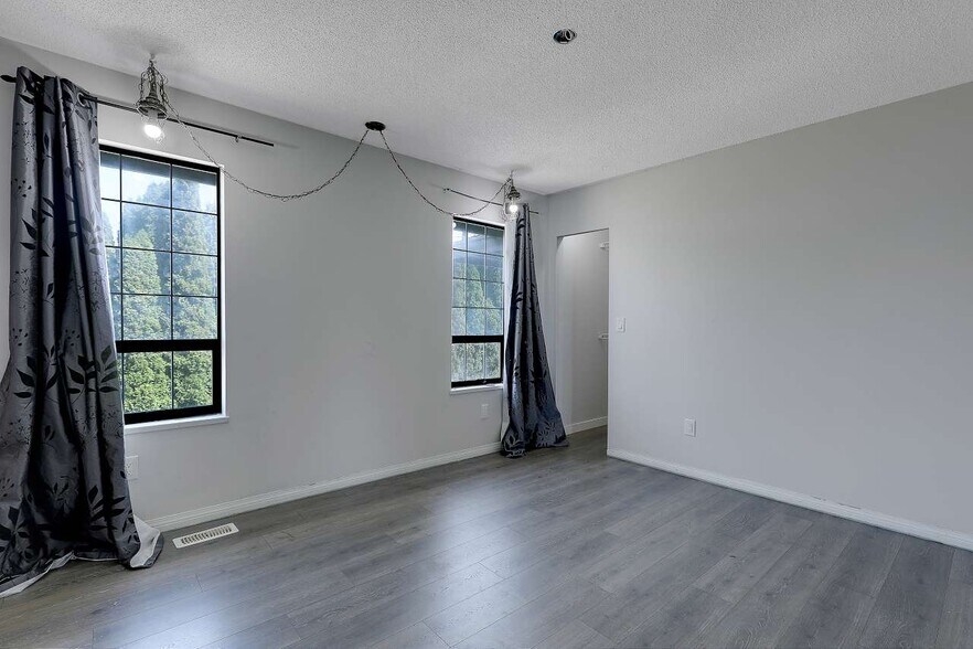 More Photos Of 9509 152 St, Surrey Daycare Center For Lease