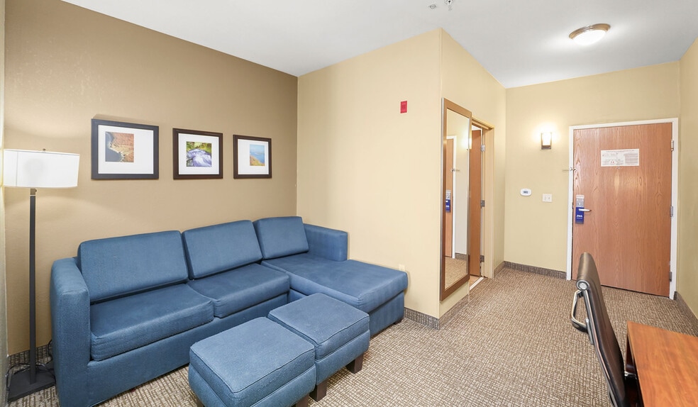 More Photos Of 725 Paradise Ln, Johnson Creek Hotel For Sale