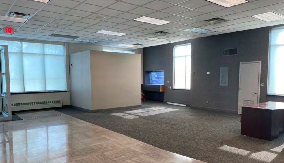 More Photos Of 35 W Long Lake Rd, Bloomfield Hills Bank For Lease