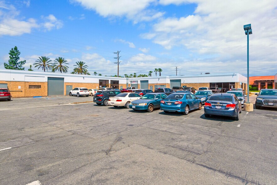 More Photos Of 165 W Hospitality Ln, San Bernardino Flex For Lease