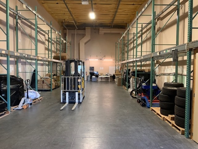 More Photos Of 7575 Kingspointe Pky, Orlando Showroom For Lease