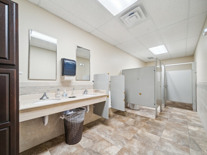 More Photos Of 2005 N Yellowood Ave, Broken Arrow Warehouse For Sale