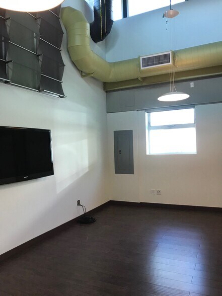More Photos Of 3501 Ocean View Blvd, Glendale Office For Lease