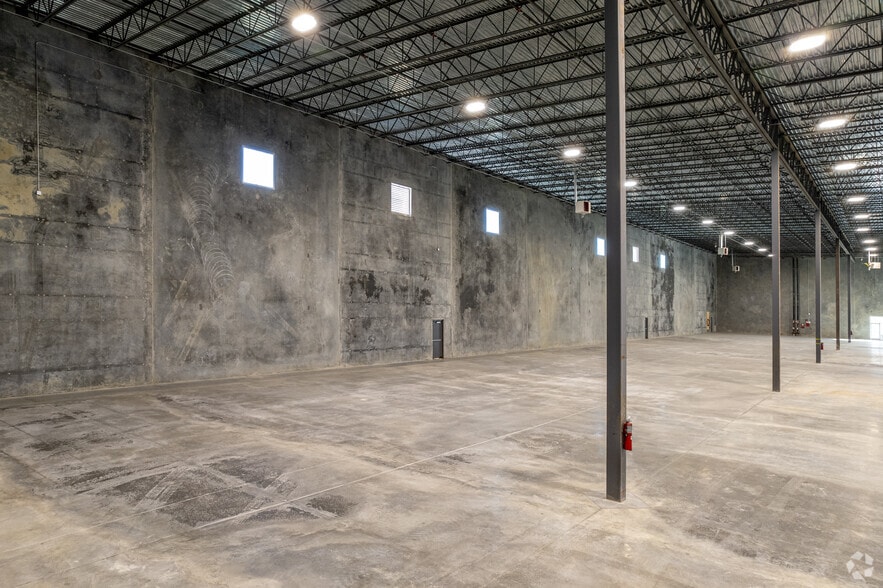 More Photos Of 1405 Cedar Port Park, Baytown Distribution For Lease