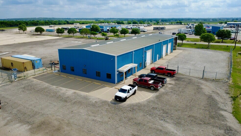 More Photos Of 110 E Barnett Dr, Cleburne Warehouse For Lease