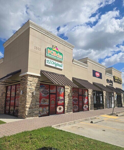 More Photos Of 1305 S Cage Blvd, Pharr Storefront For Lease