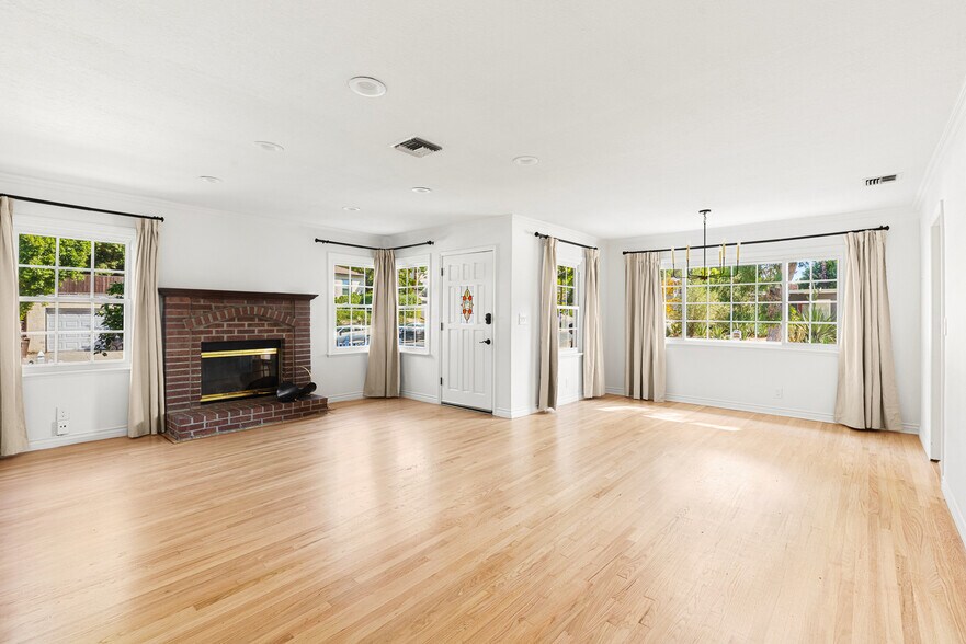 More Photos Of 5131 Don Pio Dr, Woodland Hills Multifamily For Sale
