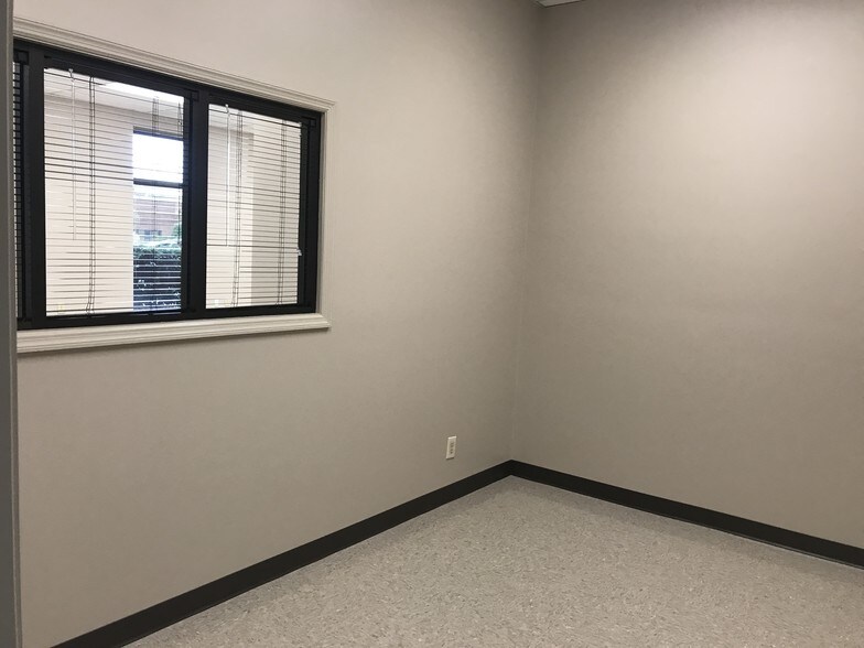 More Photos Of 822 James Record Rd, Huntsville Warehouse For Lease