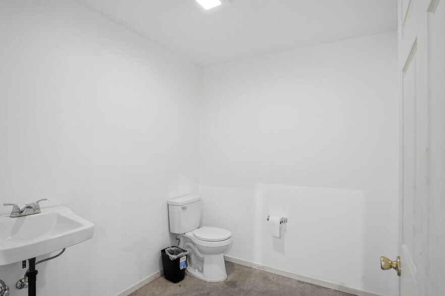 More Photos Of 8217 Lander Ave, Hilmar Flex For Lease