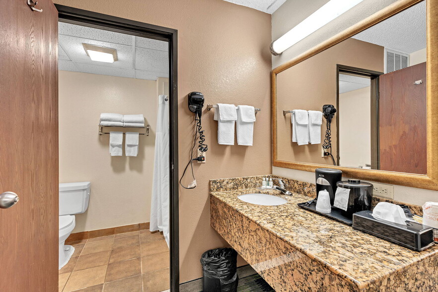 More Photos Of 3232 N Summit St, Arkansas City Hotel For Sale