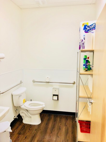 More Photos Of 1229 Creekway Dr, Sugar Land Medical For Lease